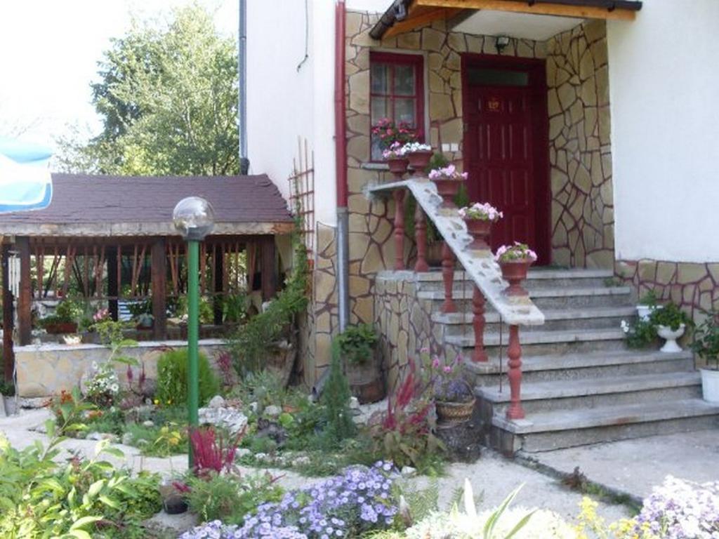 Veselata Guest House Dolna Banya Exterior foto